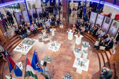 Új utakat kereső alkotások a megújult épületben - megnyílt a Tóparti Tárlat